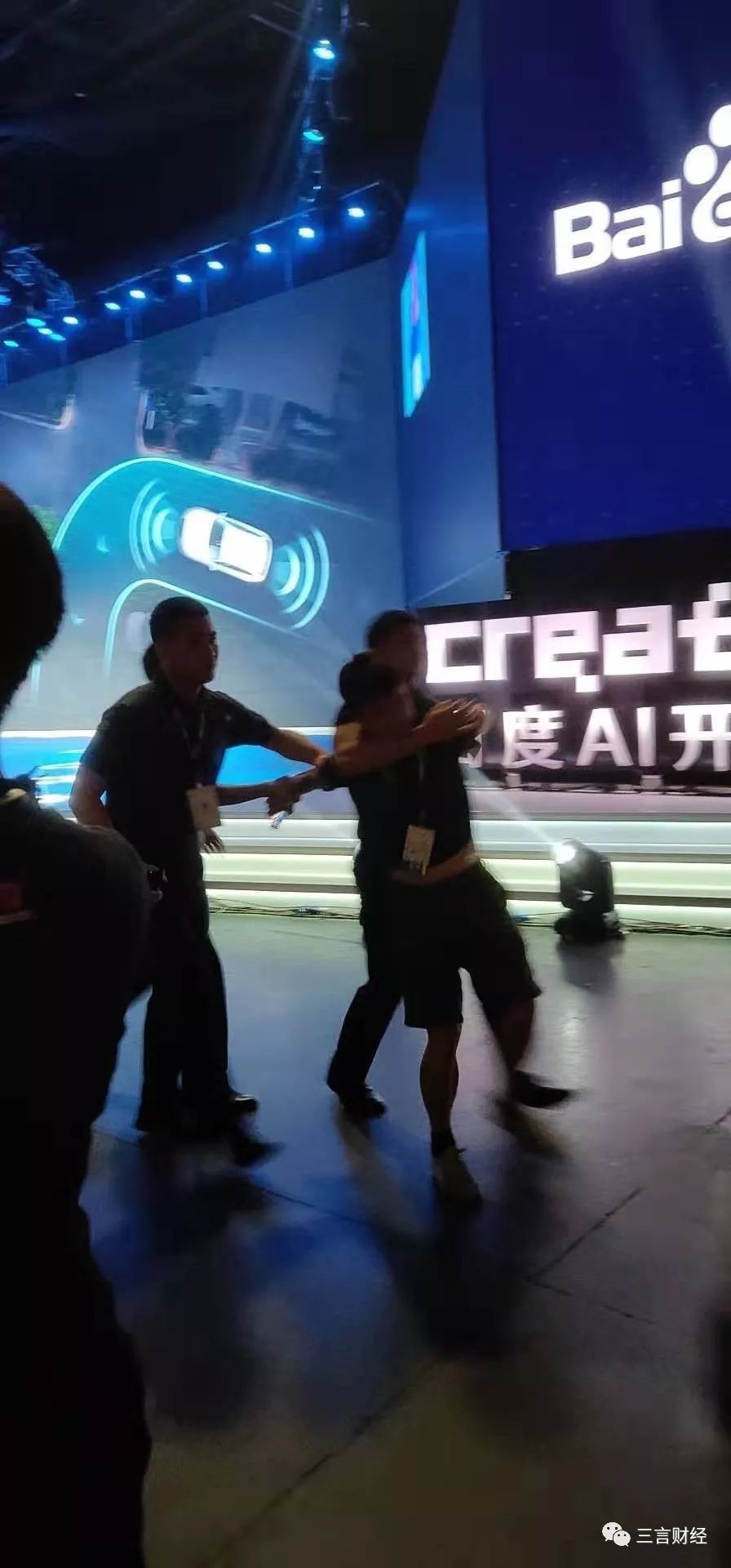 谁用水泼李彦宏,为啥有人拿水泼李彦宏