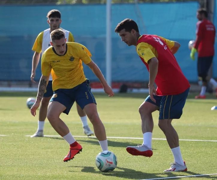 分享一下你们踢球时候的照片,晒一张你们踢球的照片