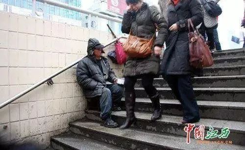 南昌八一广场残疾老头,八一广场乞讨男