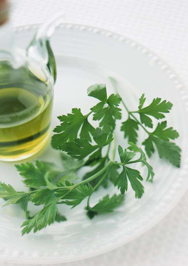 吃饭时手上的油怎么清洗掉无异味,剥虾手上腥味如何去除掉