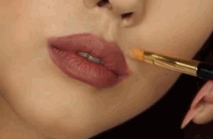 泫雅丰唇后颜值下跌?!但大家都爱这样的“香肠嘴”啊