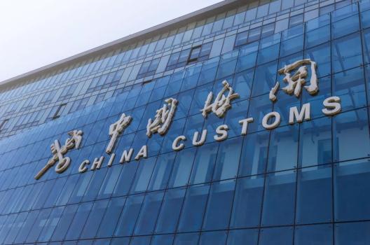 275万的百达翡丽戴手上,包装盒藏行李箱,游客“智闯”海关,结果……