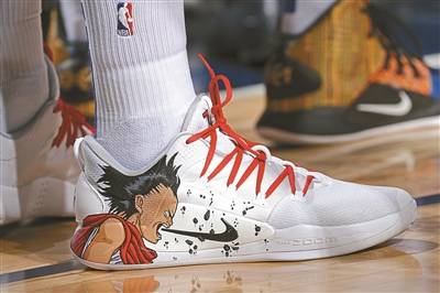 小伙倒球鞋月入10万元倒鞋合法吗，你怎么看？