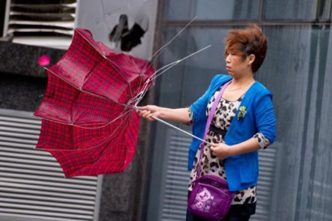 能抗8级大风和车压的暴风伞测评,硬汉级暴雨伞