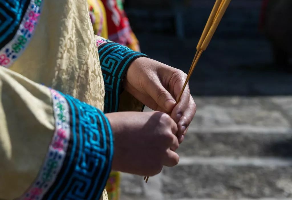 中华传统习俗，祭拜祖宗神明为何要上香？