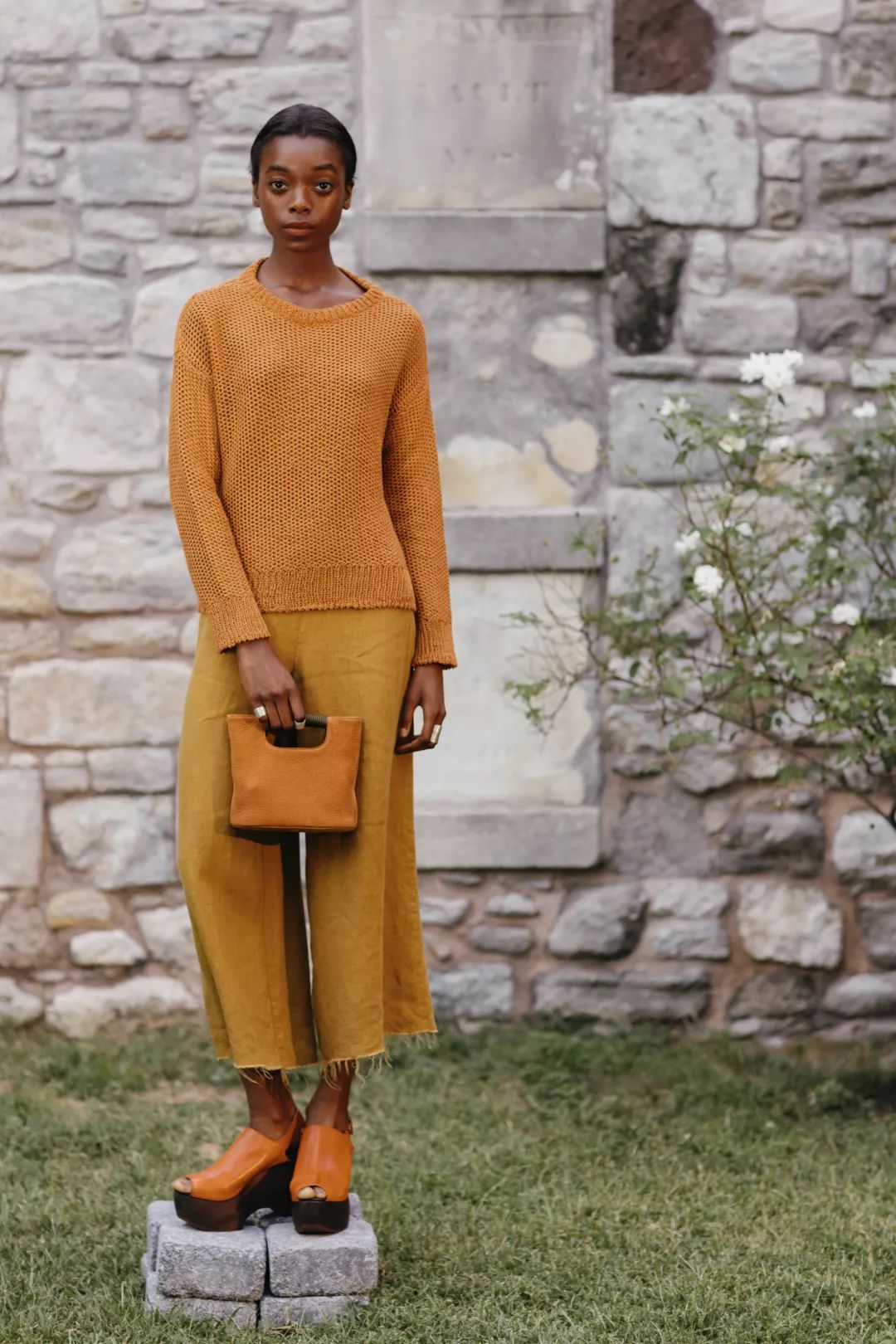 刘雯斜挎休闲包,今年流行的刘雯同款包