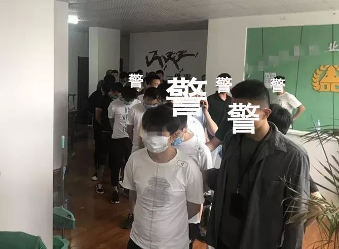 群里40人，39个“演员”，只有他真心想炒股！