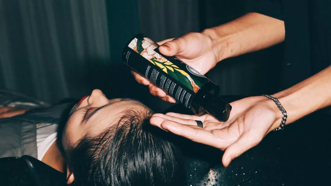 被虚假友情蒙蔽的“绿叶妹”，如今事业开挂反成“真公主”