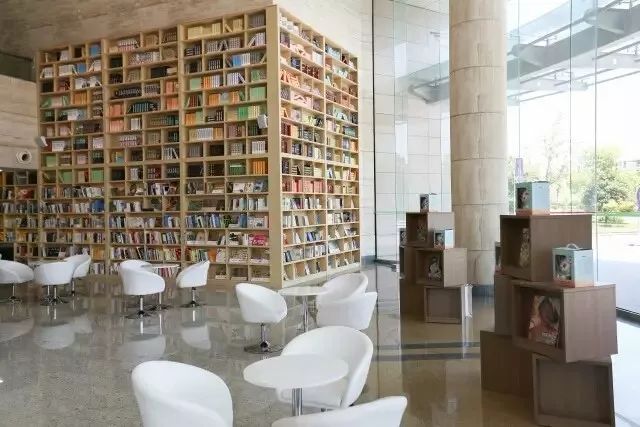 都上央视了！大学校园书店怎么突然这么火？