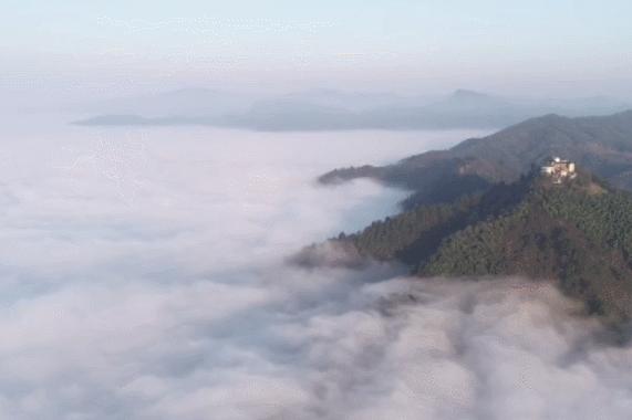 数千名登山爱好者齐聚,千名登山爱好者徒步山间