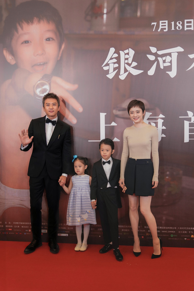 迪士尼偶遇邓超孙俪同框,邓超孙俪带孩子去迪士尼游玩