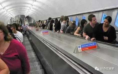 电梯扶手为什么比电梯快,电梯的扶手为什么比脚下站的要快