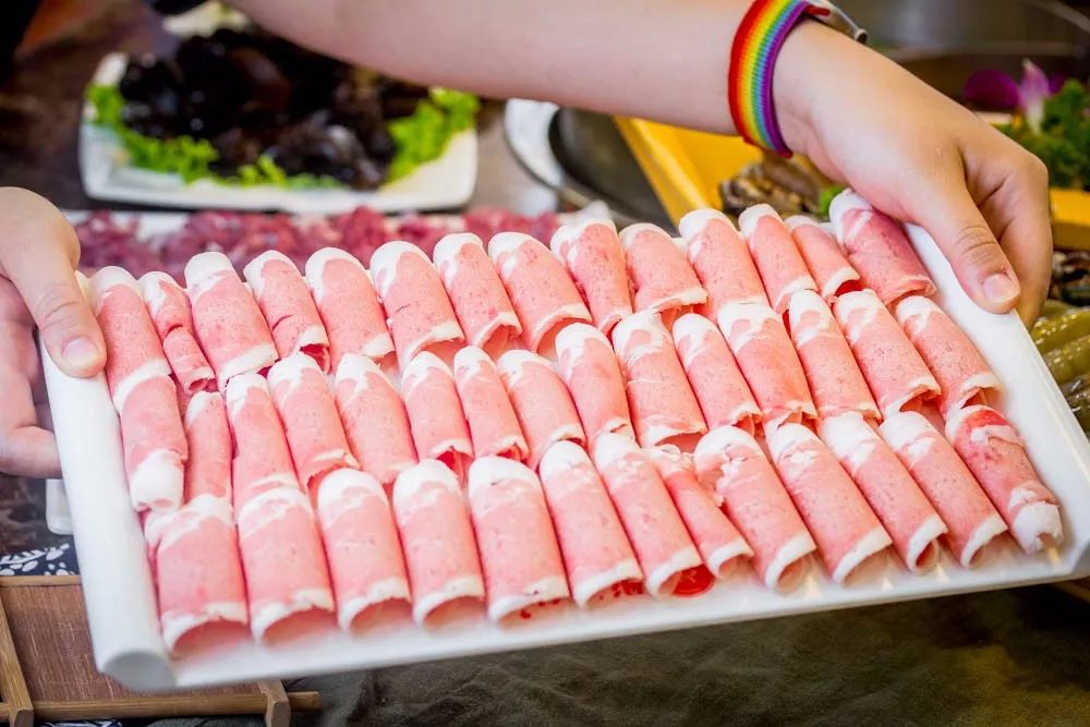 1元/只海白虾,2.8元/只鲍鱼,3.8元/只碳烤生蚝!啤酒喝一瓶还送一瓶!这家人气平价海鲜火锅老店让你嗨翻整个今夏