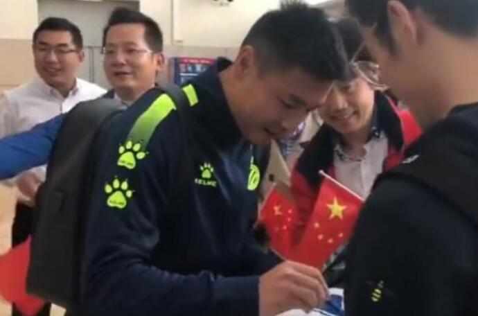 武磊拒绝国旗签名引发热议,武磊谈拒绝在国旗签字