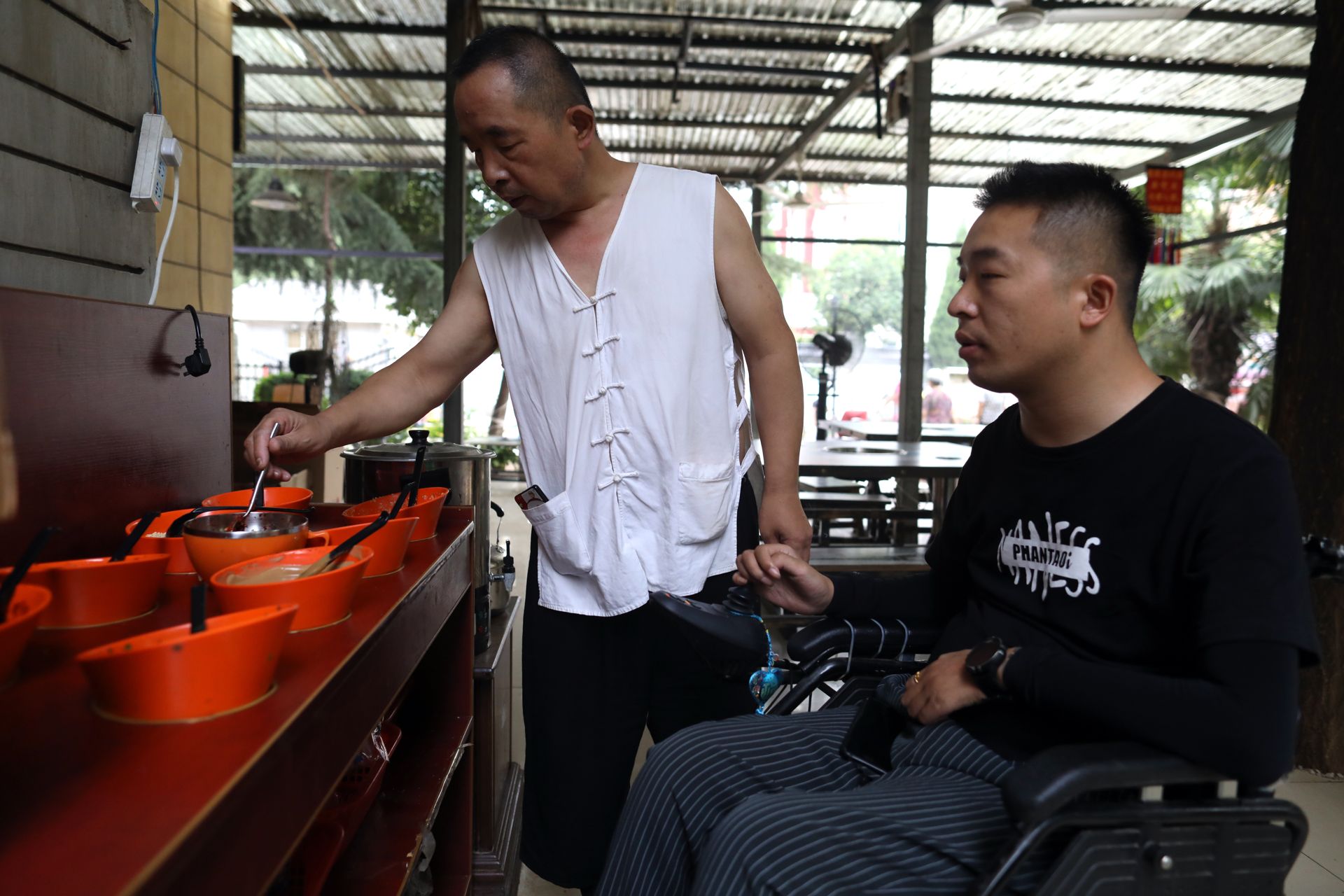 车祸致瘫痪自主创业投身公益这家串串店有位“轮椅哥”