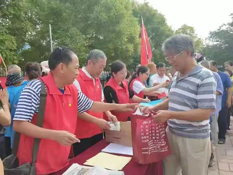 热闹过年绘画,社区组织的绘画活动