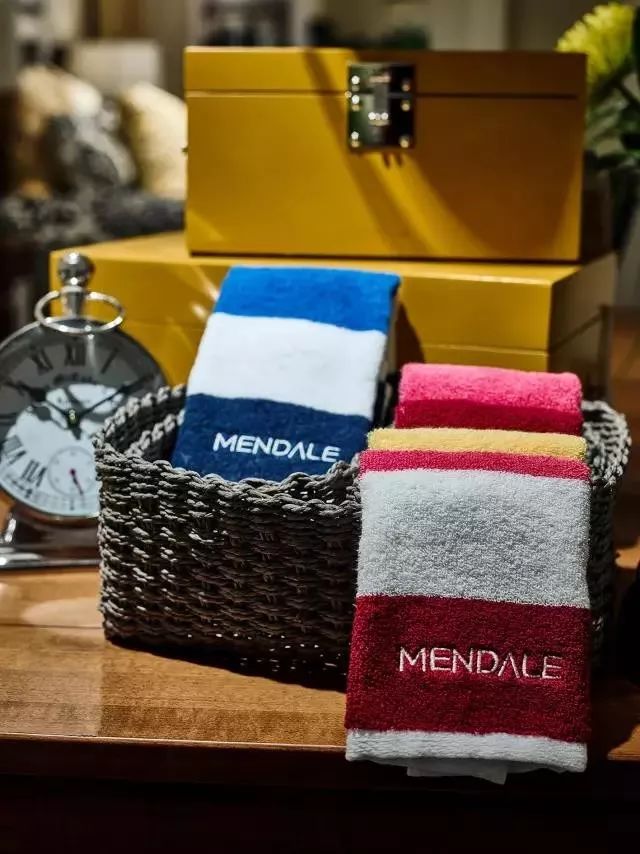 旧毛巾不要扔,旧毛巾别扔剪了放客厅省不少钱