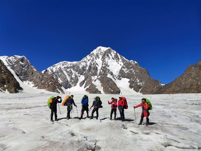 雪峰冰川雪莲草甸十分的激动八分憾——2019年7月环博格达纪实
