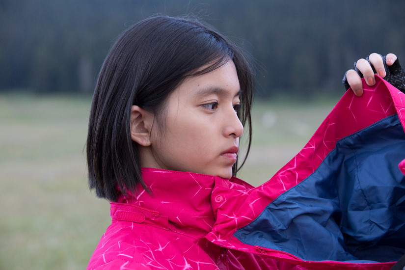 伊犁那拉提旅游冲锋衣穿搭,新疆伊犁风景冲锋衣