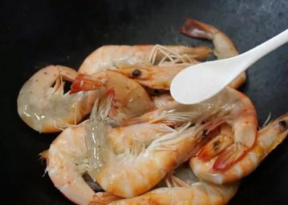 鲜虾水煮几分钟才好,鲜虾做之前要把虾煮熟吗