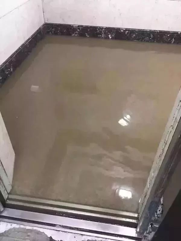 暴雨电梯进水,暴雨导致电梯进水发生故障
