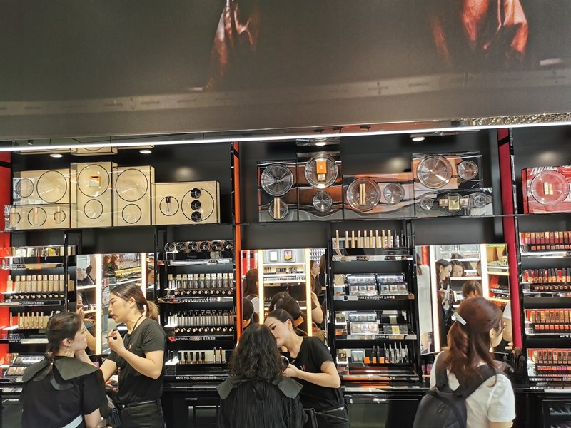 YSL圣罗兰美妆全球最大旗舰店落地广州揭秘了哪些战略？