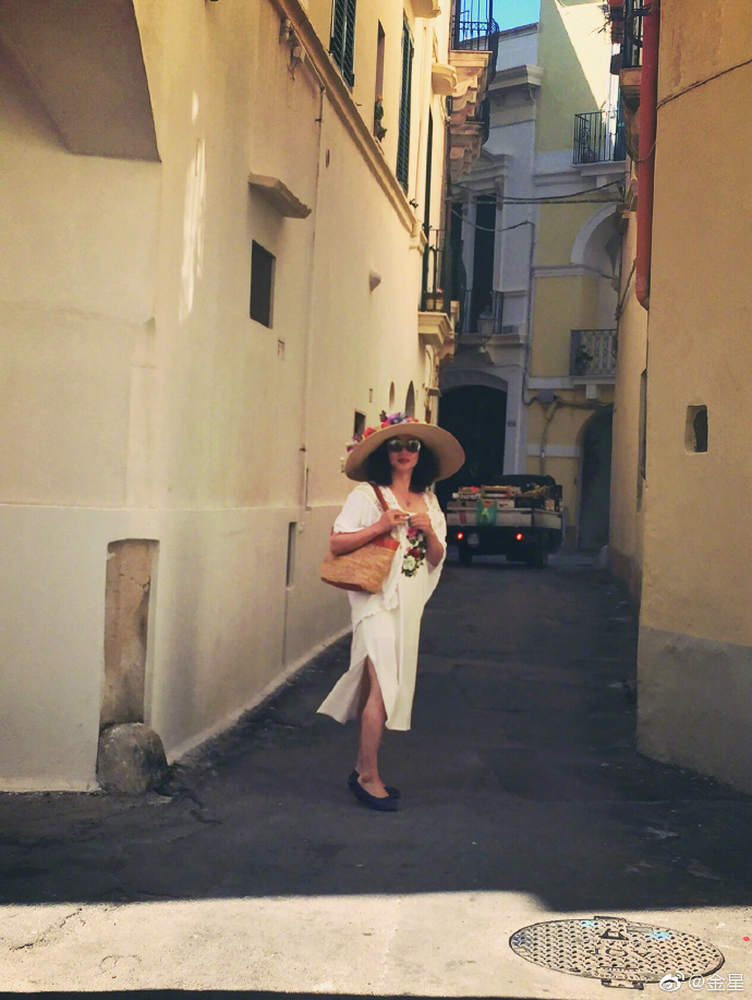 51岁金星意大利度假,穿开叉裙性感妩媚,脖子引起了所有人的注意