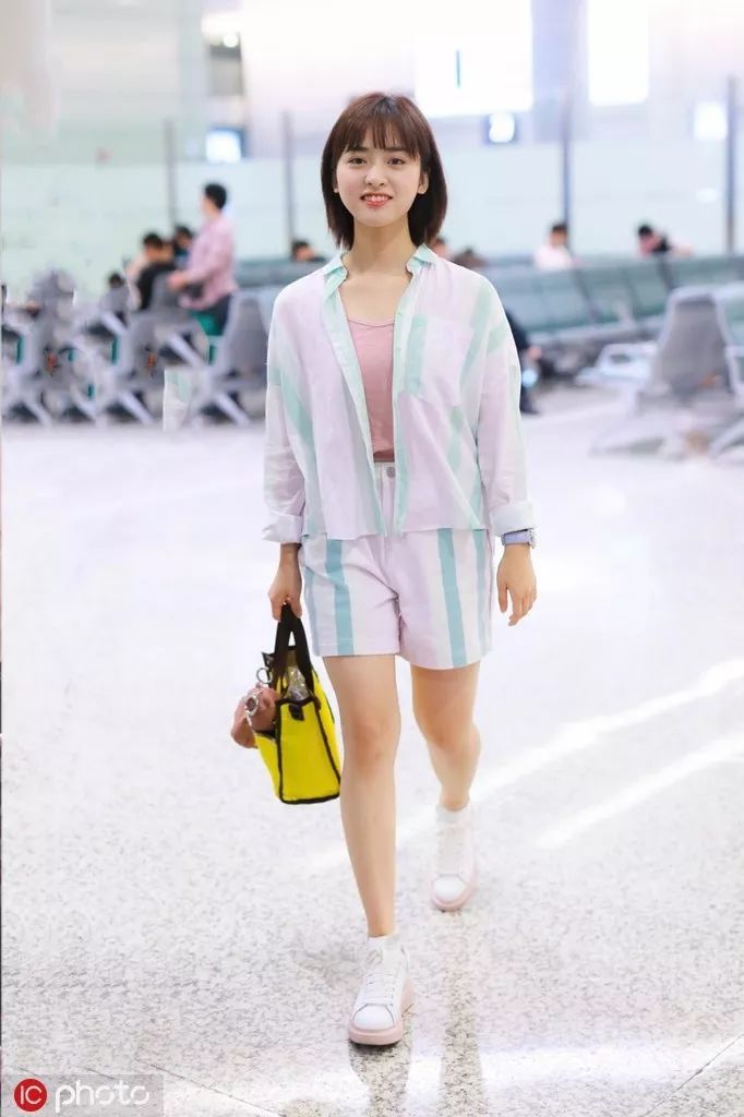 宋茜的衣服为什么这么高,宋茜一身醒目的白色套装