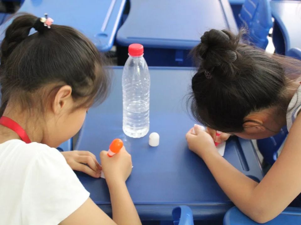 禾欣故事卷|一只漂流瓶的自述：因为遇见你，我珍惜自己