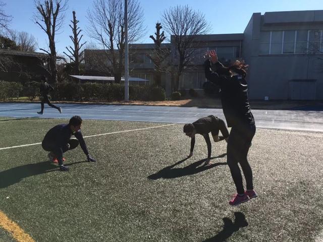 平板支撑交替摸肩练什么,平板支撑可以练腹直肌吗