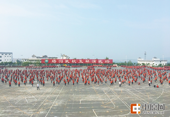 塔沟武校万人齐练少林与太极,塔沟武校千人练功视频