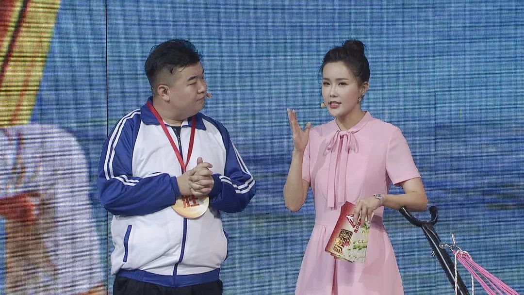 养生堂勾脚尖训练腿上肌肉,养生堂弹力带锻炼大腿肌肉