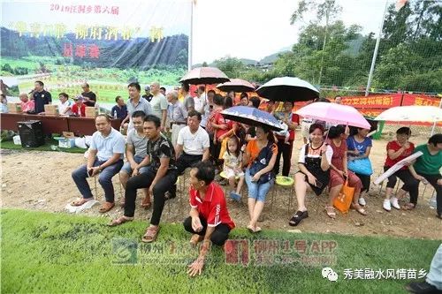 不用再在泥地里踢球啦！融水大山里的这块绿茵场圆了“草根足球梦”