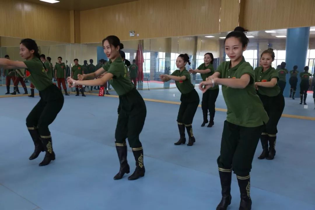 壮丽七十年奋斗新时代微视频,壮丽70年奋斗新时代朗读