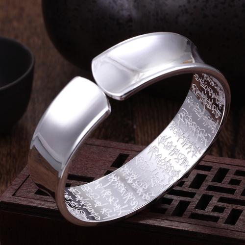 女性长期戴银手镯身体会怎样,女人长期戴银手镯的好处