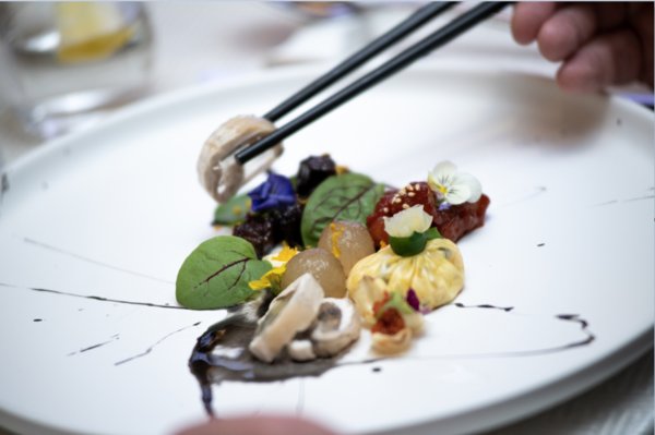 一周热图｜武磊任青少年足球公益大使；巨石强森空降北京杜莎蜡像馆；娜扎演绎最会穿衣女总裁