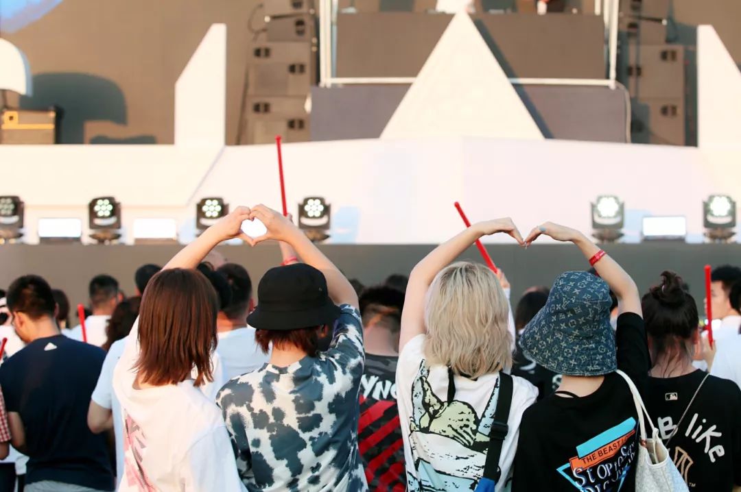 一场狂欢盛会，让成都人记住什么叫做五光十色、安逸好耍的“豆瓣红”