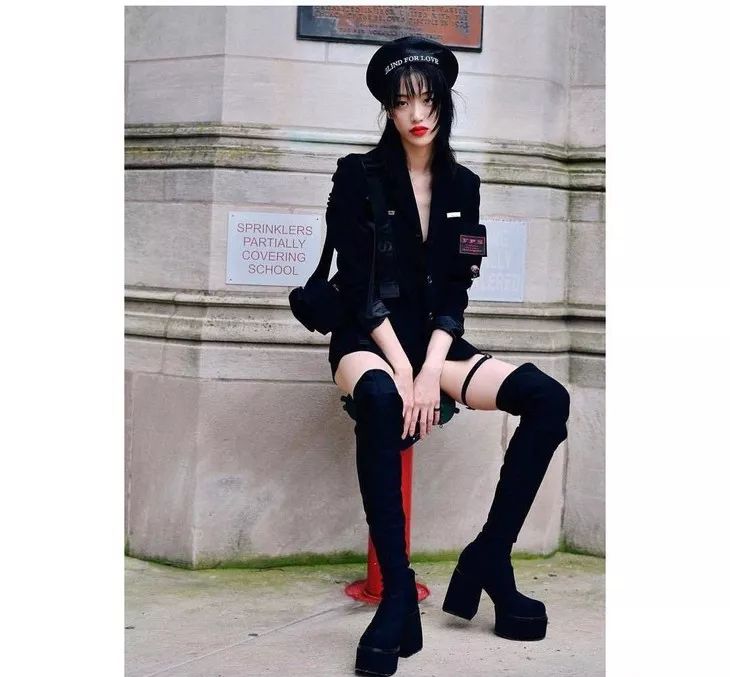 比起穿黑婚纱结婚，她们还可以更酷