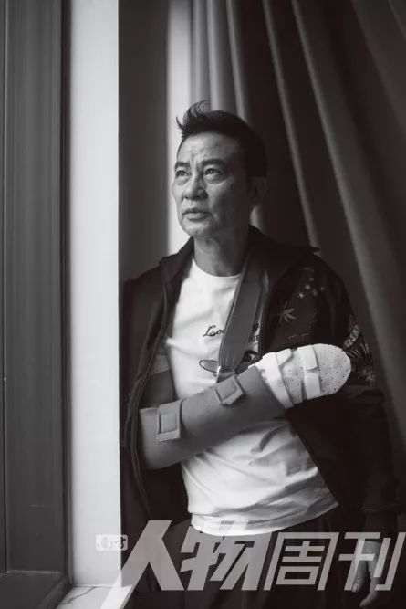 *男舞**、警察、黑帮老大、邻家大叔，哪个才是他的真面目？