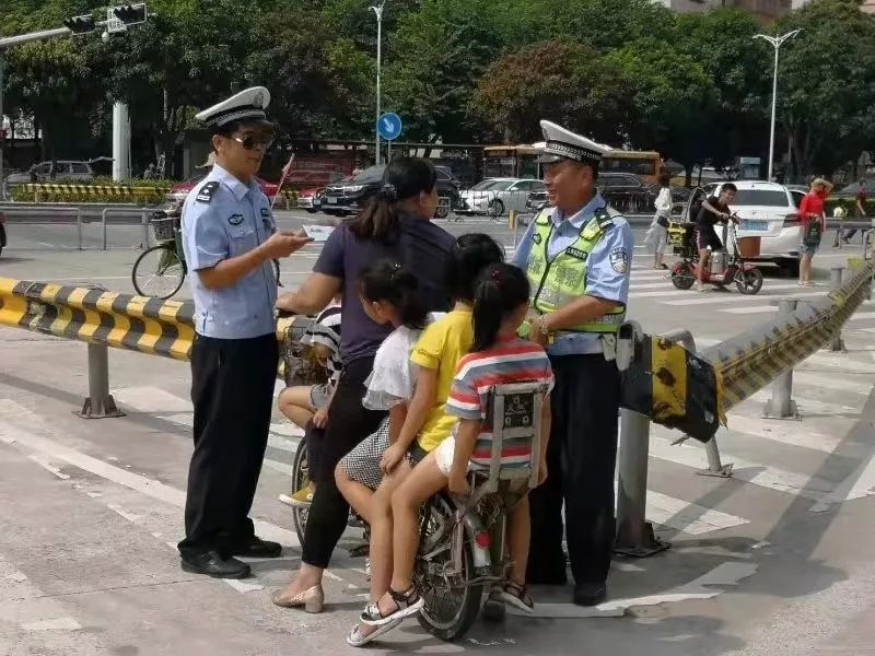 交警查电动车超载搞笑视频,佛山禅城交警查超载最新消息