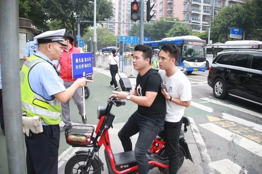 交警查电动车超载搞笑视频,佛山禅城交警查超载最新消息