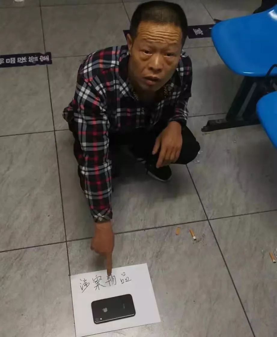 男子酒驾被交警抓下一秒忍住别笑,零容忍醉酒男子打警察