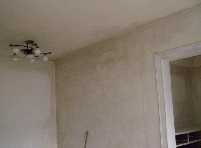 墙顶发霉要重新刷漆多久能入住,墙壁发霉掉漆怎么办