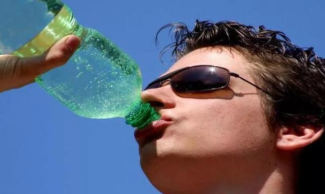 27岁男子突发心梗离世！这种水喝太多，血液会粘如粥