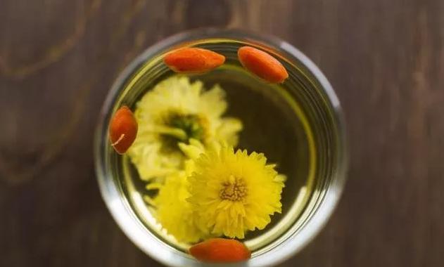 27岁男子突发心梗离世！这种水喝太多，血液会粘如粥