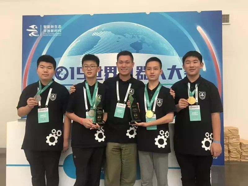 南京骄傲！新城初中四小伙夺得机器人界“奥运会”金牌银牌
