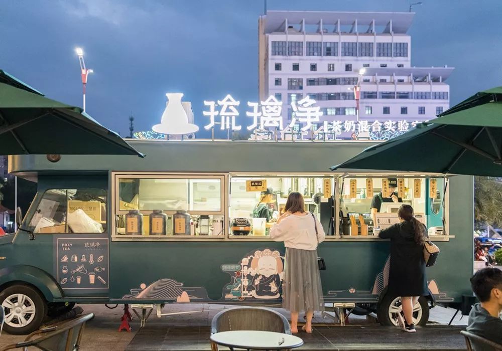 同个商场52家奶茶！这个品牌靠“野路子”杀出300家店