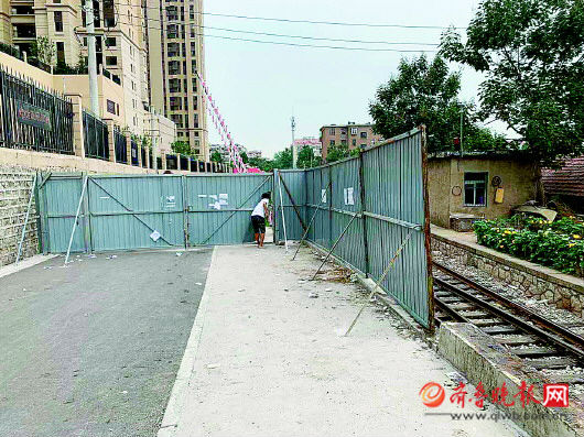 你封门堵路我关门挡道双重大门使得俩小区居民出行绕远路