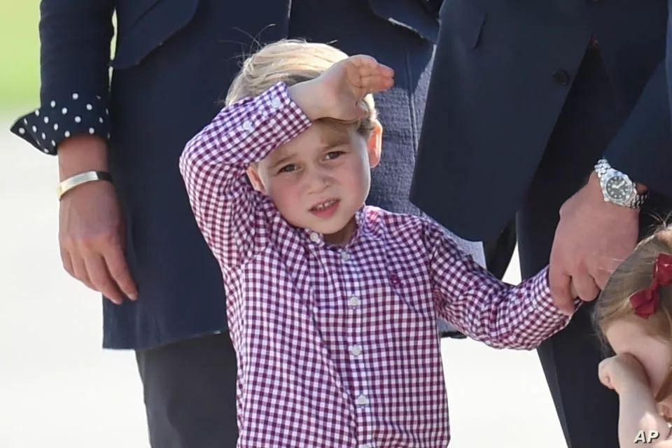 乔治小王子闹脾气视频,乔治小王子被吓哭