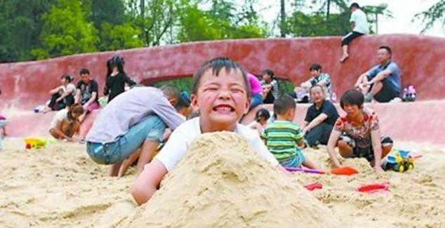 婴儿把石灰弄到眼睛里会怎么样,孩子把石灰撒进眼睛